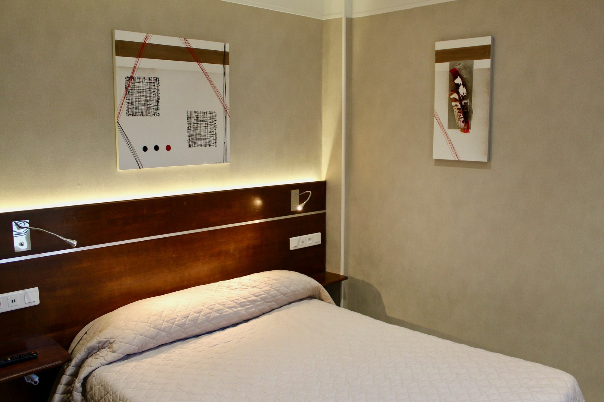 Des Pyrénées Hotel *