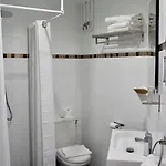 Des Pyrenees Hotel *