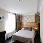Des Pyrenees Hotel *
