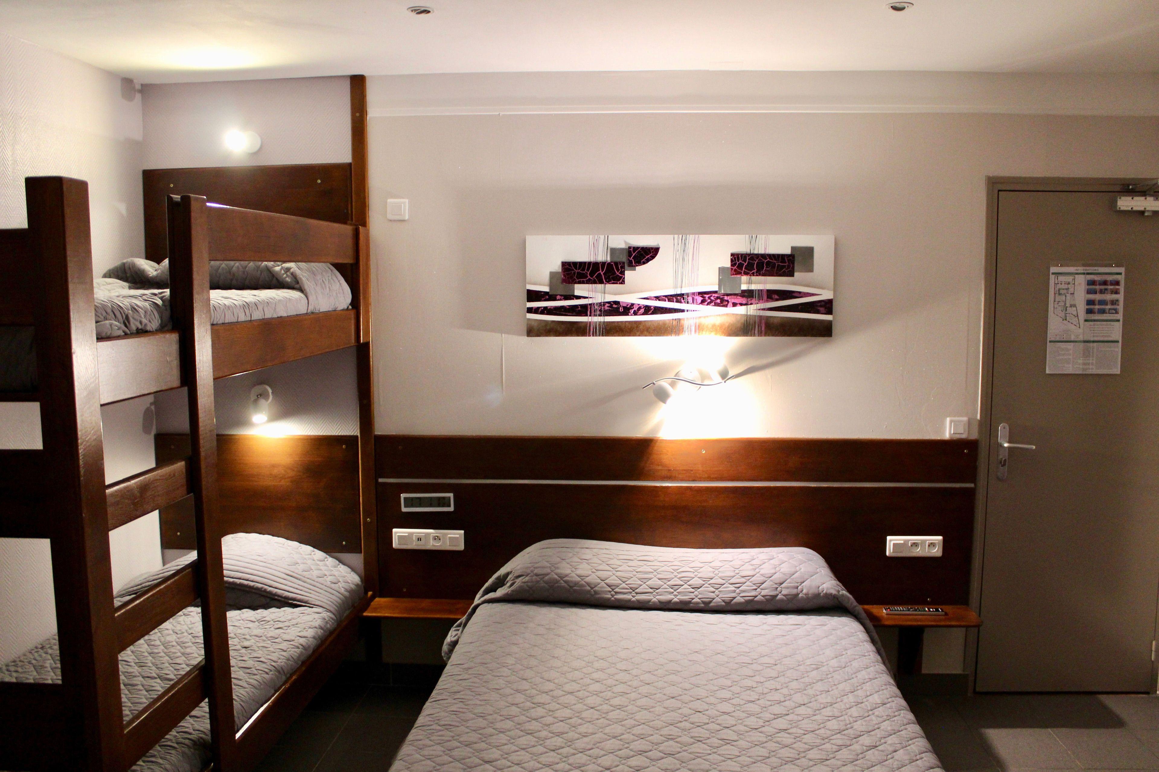 Des Pyrenees Hotel *