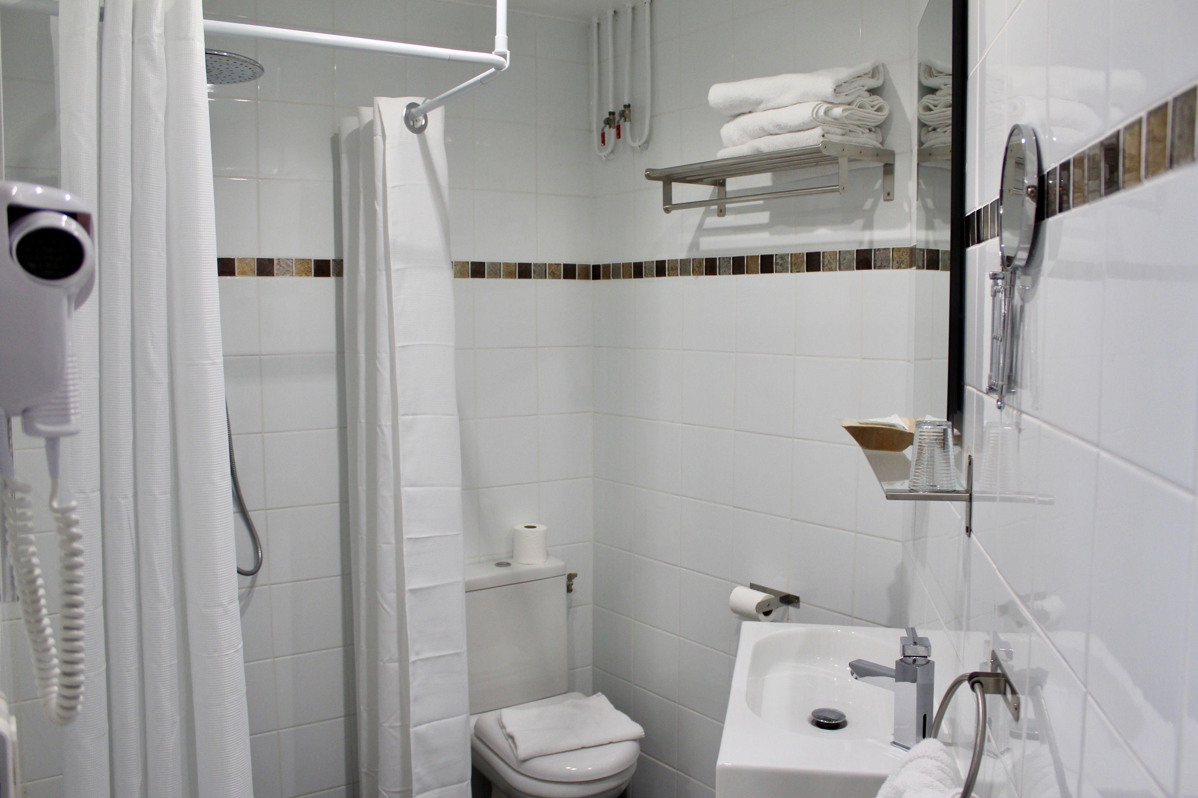 Des Pyrenees Hotel *